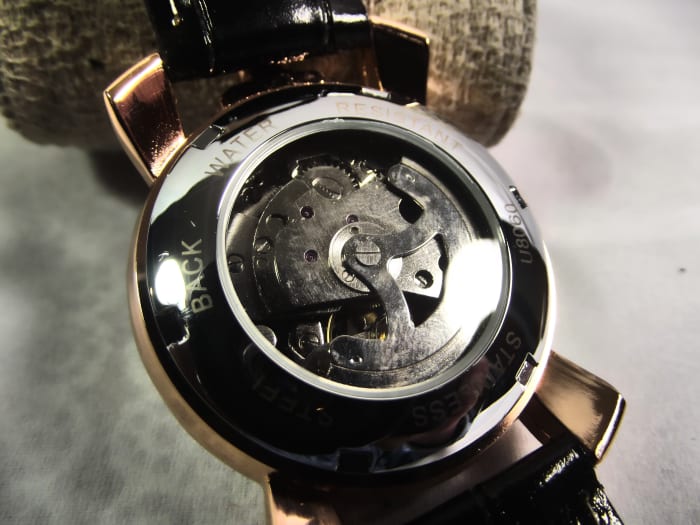 The movement can be viewed through transparent window of the Winner U8060's caseback