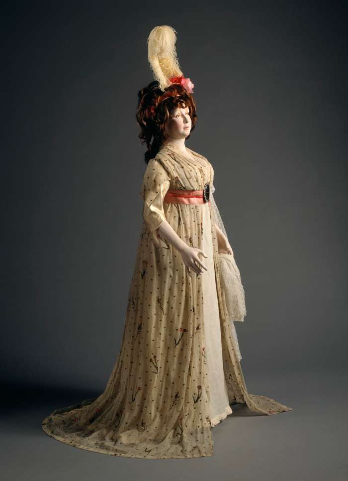Neoclassical Style circa 1790-1795. Softer silhouette and high waistline typical of late 18th-century style.