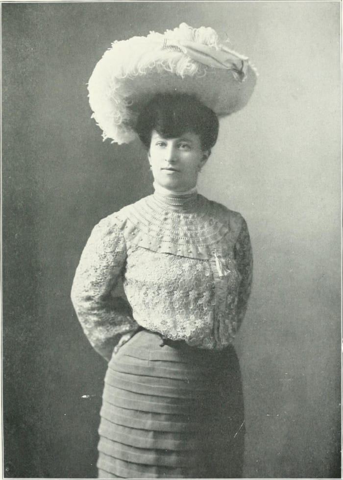 1900–1910: The huge hat on puffed hair, the loose fronted, yoked blouse decorated by tons of lace date this photo to the early 1900s.