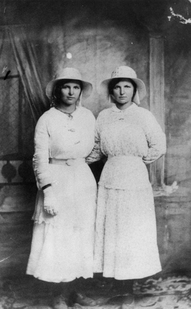 1910–1920: Simple collars and above the ankle hemlines date this picture to the 1910s. Note longer tunic type blouse.