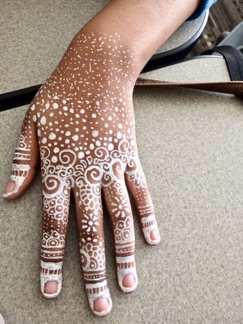This is a white ink version of henna, but as you can see, the design is concentrated on the fingers.