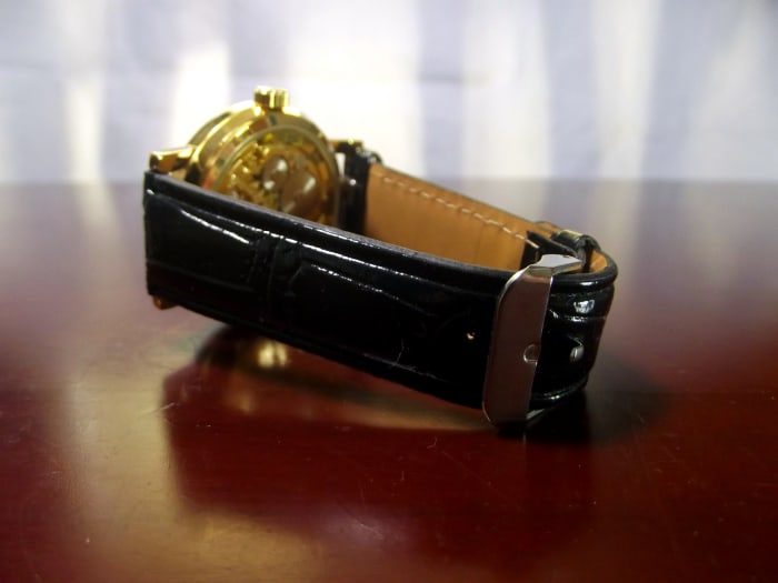 The Sandwood Jushidai Mechanical Watch is equipped with a PU leather strap and a buckle that does not match the timepiece