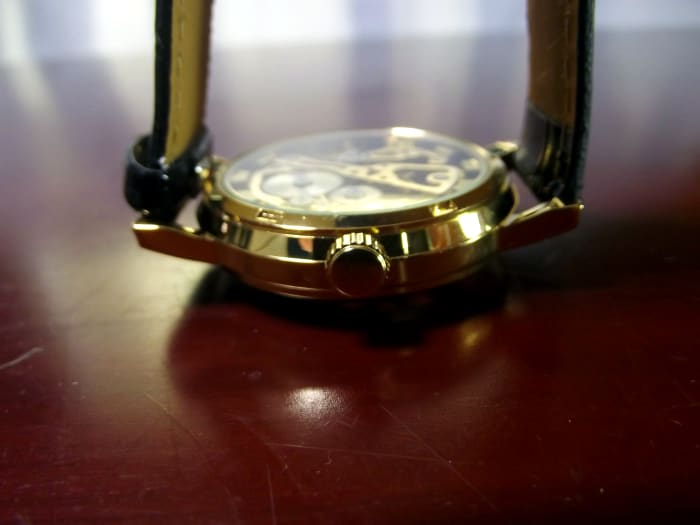 The movement can be easily seen through the Sandwood Jushidai Mechanical Watch's transparent caseback.