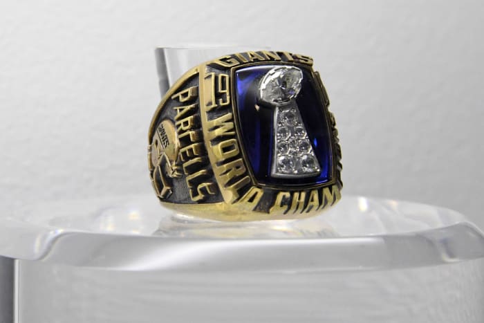 The Super Bowl XXI ring to commemorate the New York Giants 39-20 victory over the Denver Broncos at the Rose Bowl.