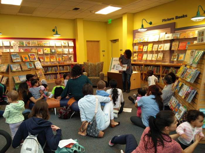 La tua biblioteca locale potrebbe offrire programmi per bambini durante le vacanze invernali. O puoi semplicemente andarci per controllare un nuovo grande libro!