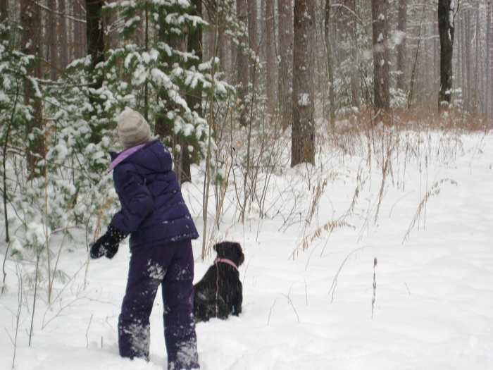 Om du inte vill att barnen ska kasta snöbollar på varandra kan de ha en tävling för att se vem som kan kasta en snöboll längst.'t want your kids throwing snowballs at each other, they can have a competition to see who can throw a snowball the furthest.