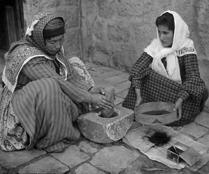 Mujeres palestinas moliendo café en 1905. Fueron los árabes quienes cultivaron por primera vez el café y lo convirtieron en el producto que hoy reconocemos. The Arabs controlled the world coffee market, until European colonialists got hold of the plant.