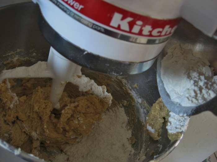 Gradually add the flour mixture slowly while stirring at low speed. Scrape after adding the flour mixture.