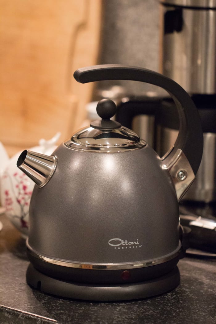 The handle on the Alice kettle is easy to use for both left and right handers. Plus it looks gorgeous in the kitchen!