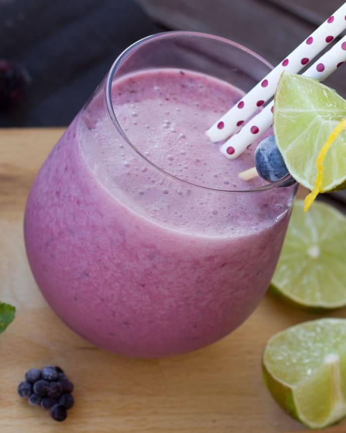 As amoras pretas fazem deliciosos batidos e bebidas refrescantes misturadas e misturadas com leite, gelado ou iogurte.