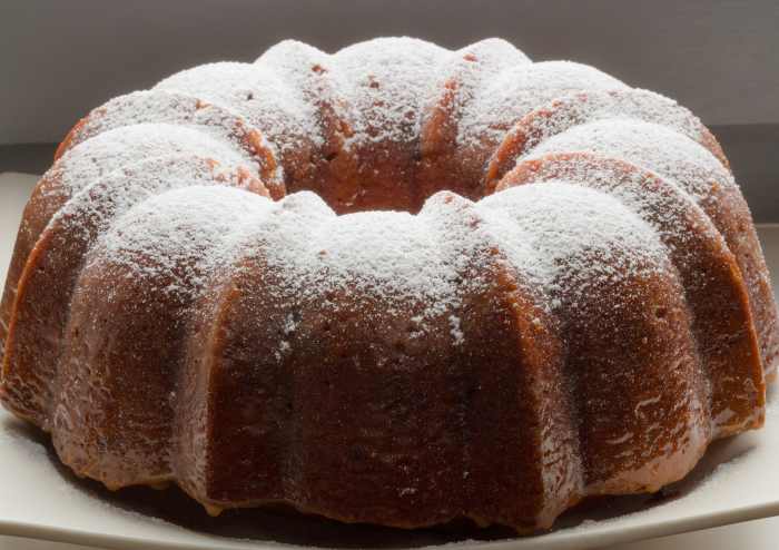 The orange cake can be decorated simply with a dusting of icing sugar.