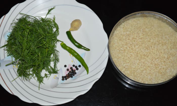 Step one: Wash and soak white lentils in fresh water for 2 to 3 hours. Separate the lentils from the water.