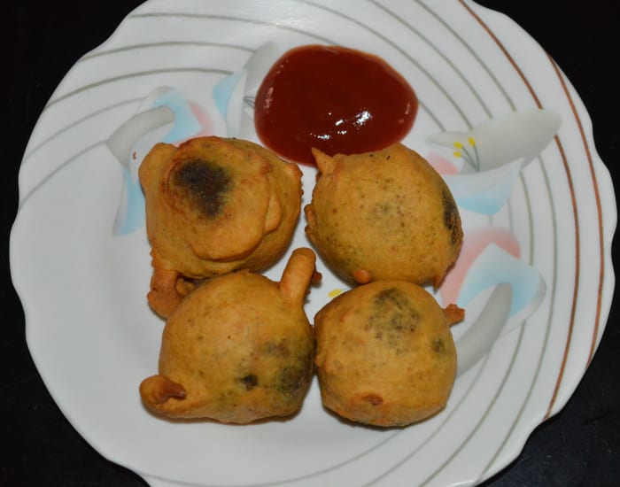 Repeat the same with the remaining balls and the batter. Your favorite leafy greens and paneer vada (bonda) is ready to eat! Serve them hot with coconut chutney or tomato sauce. Enjoy the deliciousness and irresistible flavor!