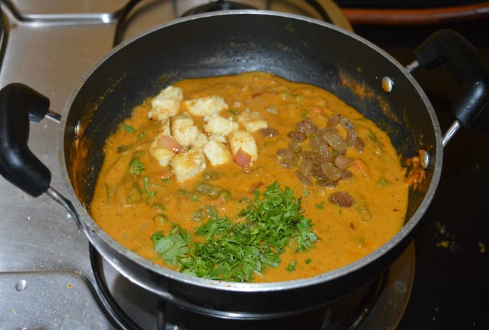 Step seven: Add sauteed paneer, raisins, and chopped coriander leaves. Mix well and simmer for a few seconds. Turn off the heat.