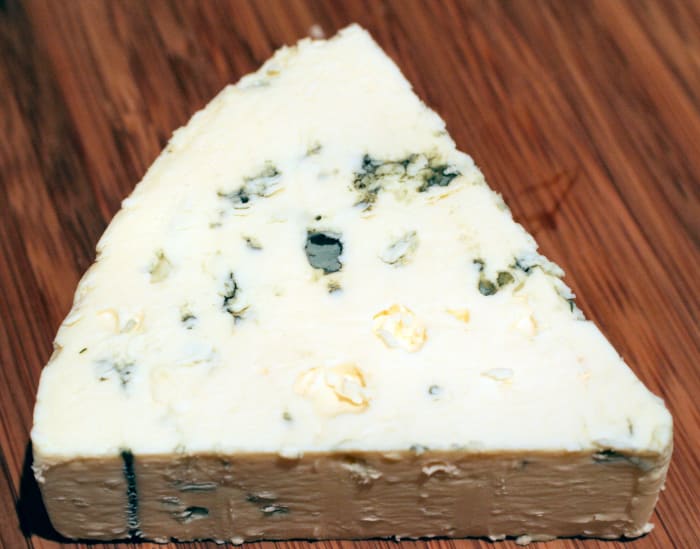 from-mild-to-strong-how-to-select-the-best-blue-cheese-delishably