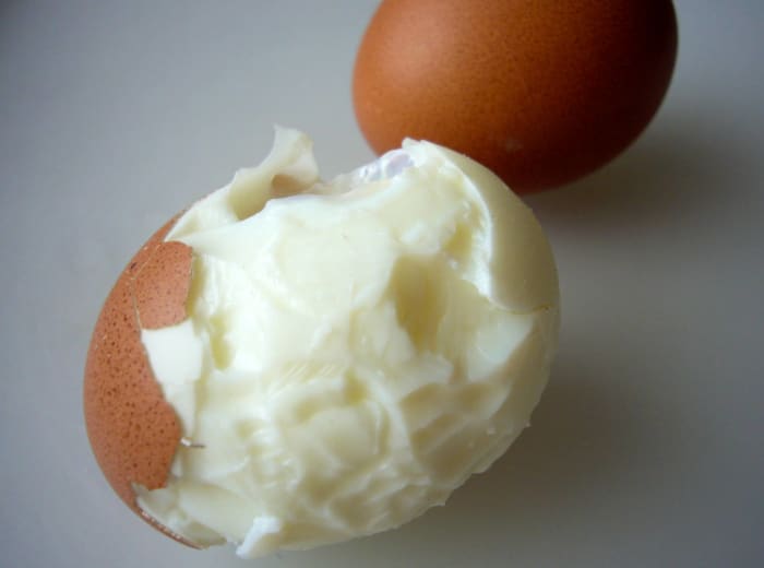 how-to-easily-peel-hard-boiled-eggs-delishably-food-and-drink