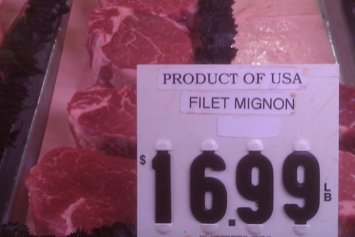 Filet mignon no armário da carne no supermercado.