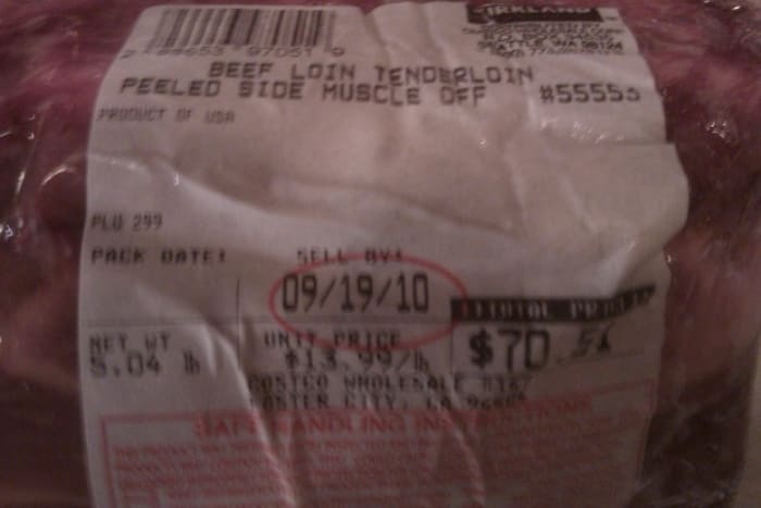 Runderhaas voordat deze in filet mignon steaks is gesneden (5-lb hele runderhaas van Costco die ongeveer 70 dollar kostte).