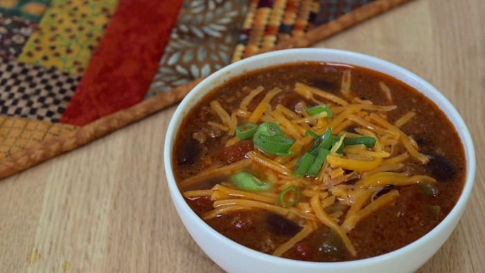 Le fromage et la ciboulette ne sont que deux exemples de délicieuses garnitures au chili.