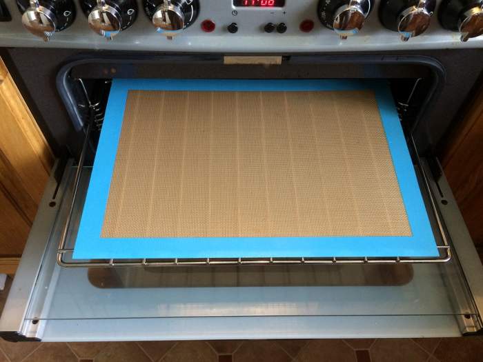 Use a silicone baking sheet to line your oven shelves and keep your oven clean. It is easy to wash after use.
