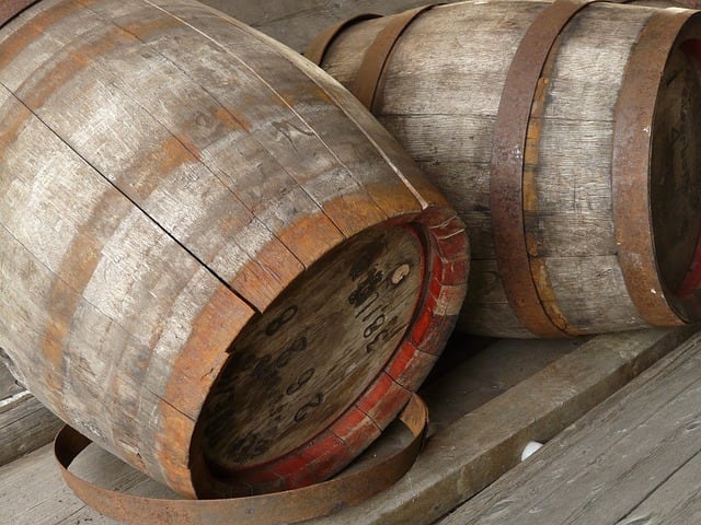 Whisky jest właściwie czysta z natury i była spożywana w tej formie przez wiele stuleci. To właśnie wprowadzenie przechowywania beczek w tym ostatnim etapie dało whisky charakterystyczny złoty kolor, który teraz wszyscy z nią kojarzą.