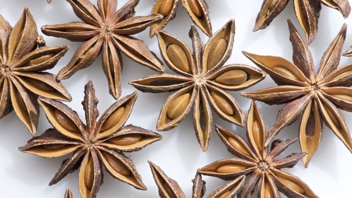 Ogni "petalo" di un frutto di anice stellato contiene un seme. 