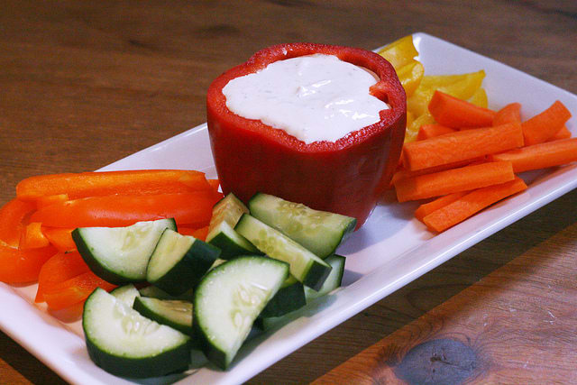 Ranch Dip mit rohem Gemüse.