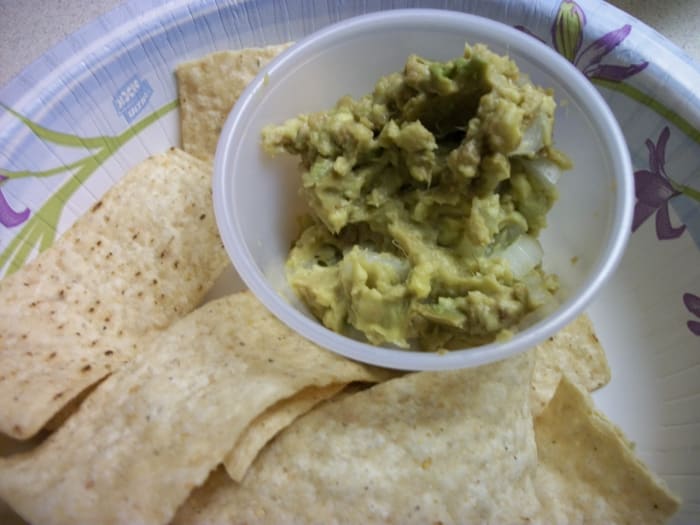 Guacamole y chips de tortilla.