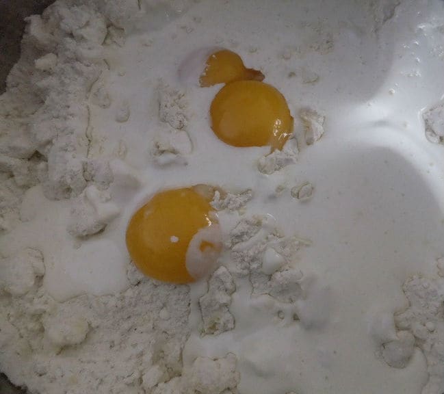 steg tre: tillsätt 3 äggulor, gräddfil och vatten.
