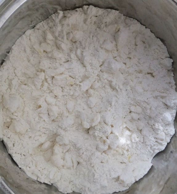 druhý krok: vše promíchejte do mouky.