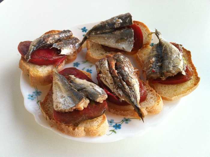 Tapa de sardinas en tomate