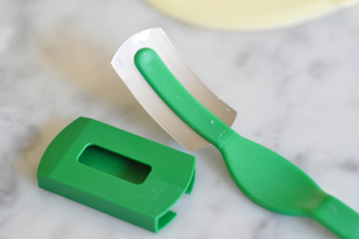 Close up of lame (slashing knife).You can also use a double-sided razor fitted onto a split chopstick. Image: © Siu Ling Hui