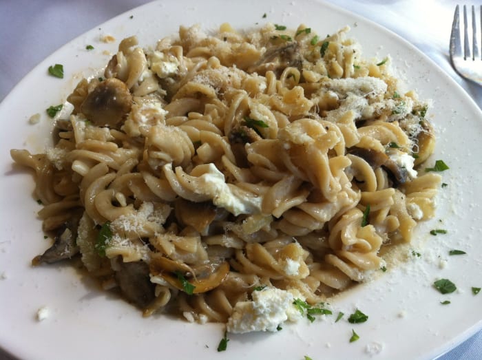 Pratos de pasta são frequentemente muito ricos em gordura, carboidratos e calorias-escolha sabiamente!