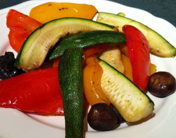 Sustituye la pasta o las patatas por verduras asadas o a la plancha con tu plato principal para obtener más nutrición y menos calorías.