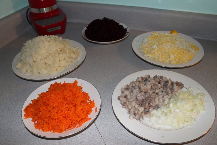 grönsaker och ägg strimlas och placeras på separata tallrikar.