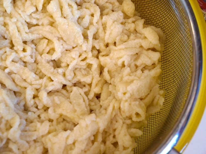 Place the cooked noodles in a sieve and quickly run cold water over them to stop the cooking. This will help them keep their firm texture. Set them aside and repeat the process.