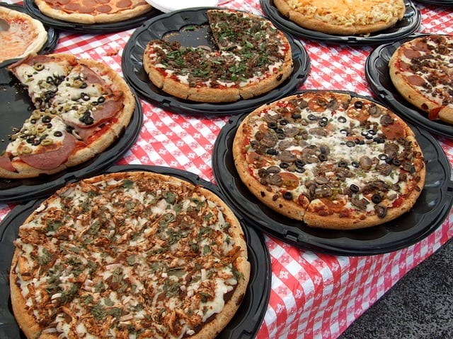 Le catene di pizza dovrebbero semplicemente aumentare il costo del loro cibo piuttosto che aggiungere spese nascoste?