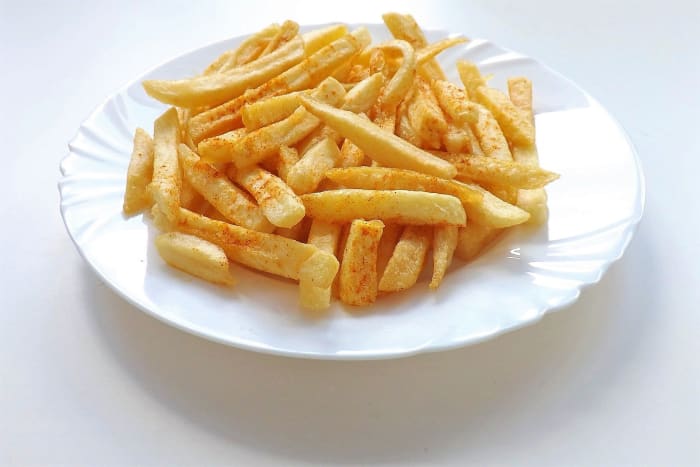 Les frites ou les frites sont un ingrédient de base de la poutine.