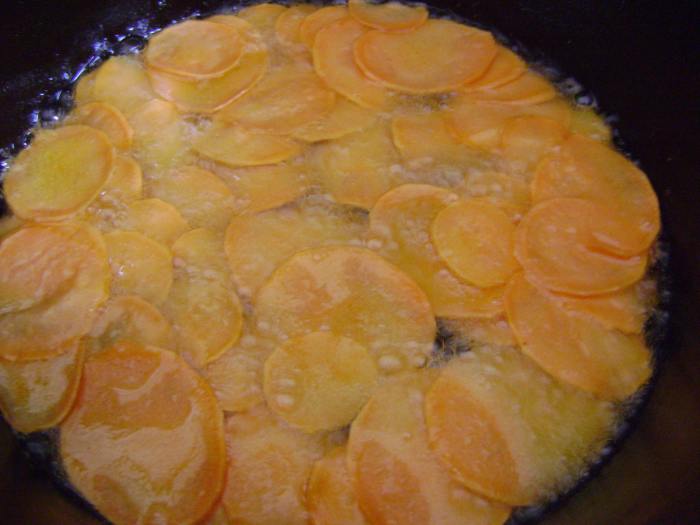 This cast iron Dutch oven is the perfect pot to cook the sweet potato chip in, the heat gets high enough and is evenly distributed.