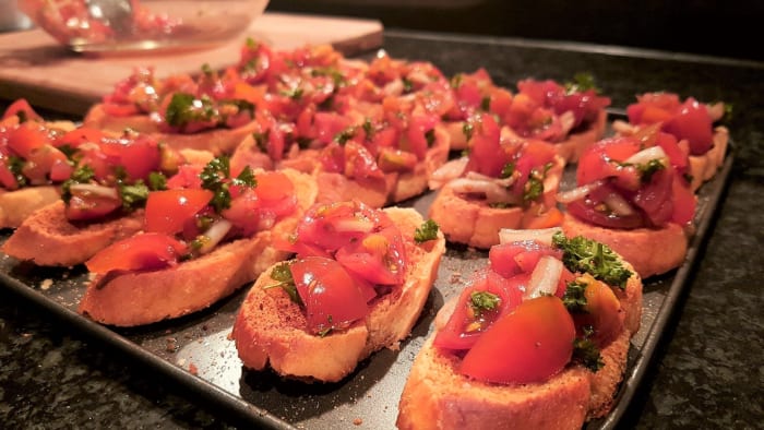 Ich esse diese Bruschetta gerne zum Brunch am Wochenende mit etwas geräuchertem Lachs. 