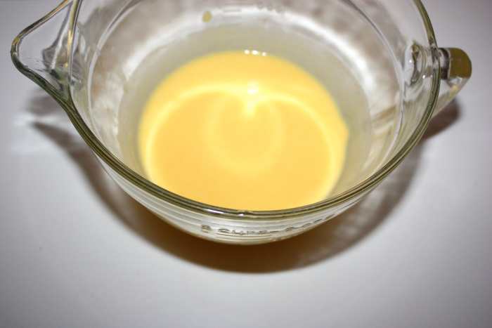 In large bowl, whisk together the vanilla pudding mix and the milk. Place mixture in the fridge and let cool for 5 to 10 minutes.