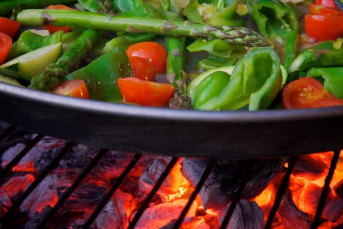 koka grönsaker på grillen i din paellera