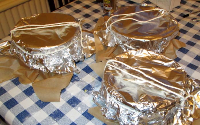 The string acts as a secure handle for the bowls, which will be helpful when lifting the bowls.