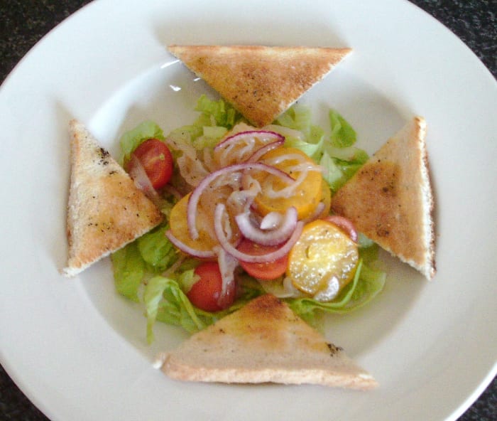 Semplice insalata di medusa in stile mediterraneo con bruschetta