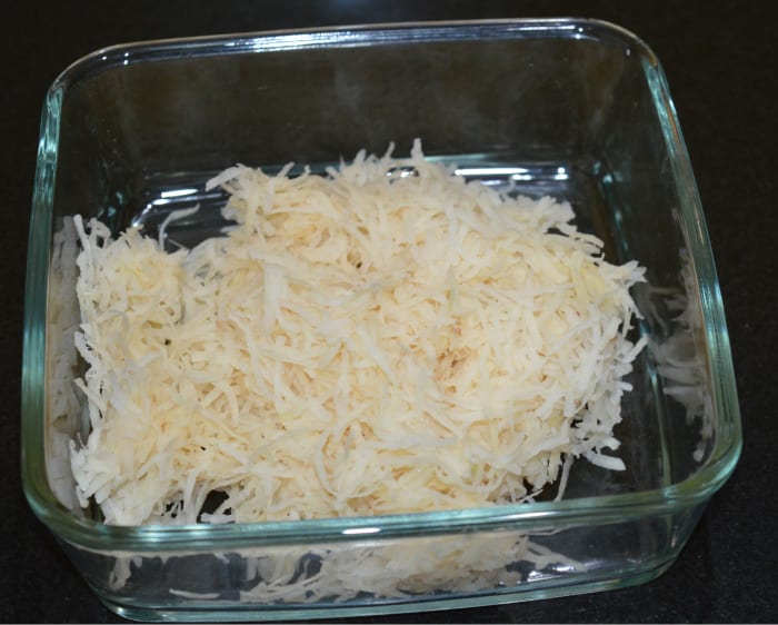 Step five: Place the potato julienne in a bowl. Add corn flour, rice flour, and wheat flour or all purpose flour.