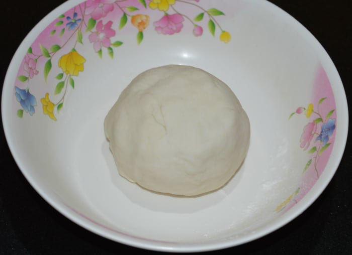 Next, knead the dough while adding water little by little to get a soft and firm dough. Cover the dough. Set aside for 10-15 minutes.