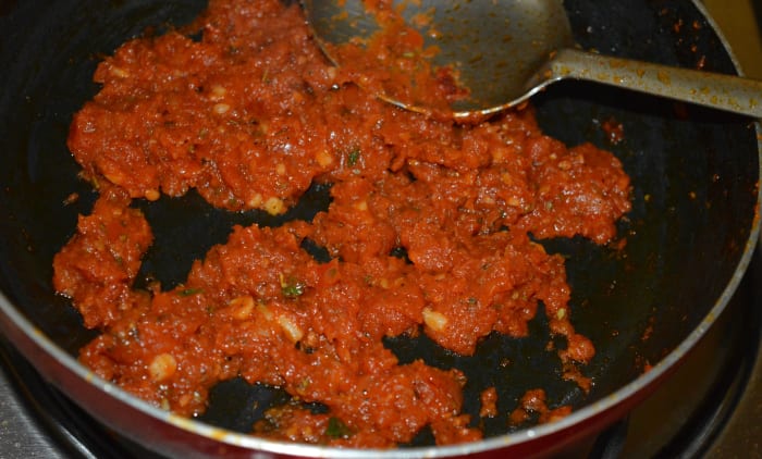 Your favorite pizza sauce is ready to use! Store the sauce in an air-tight container. Keep it in the refrigerator. This will stay fresh for 3-4 days.
