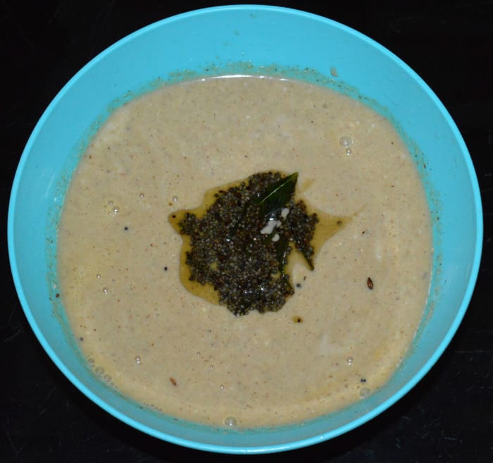 Step four: Add a tempering as per instructions. Mix once. Now, the pickled mango side dish is ready! Enjoy eating this side dish with steamed rice at the beginning of the meal.