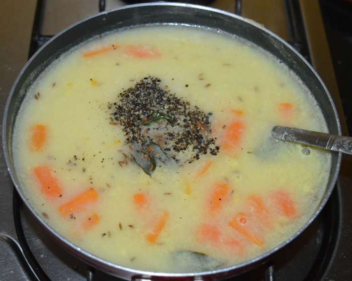 Step 4: Add the remaining salt and pepper powder. Continue boiling for 3 to 4 minutes. Turn off the heat. Add the lemon juice and chopped coriander leaves. Stir the mix well.