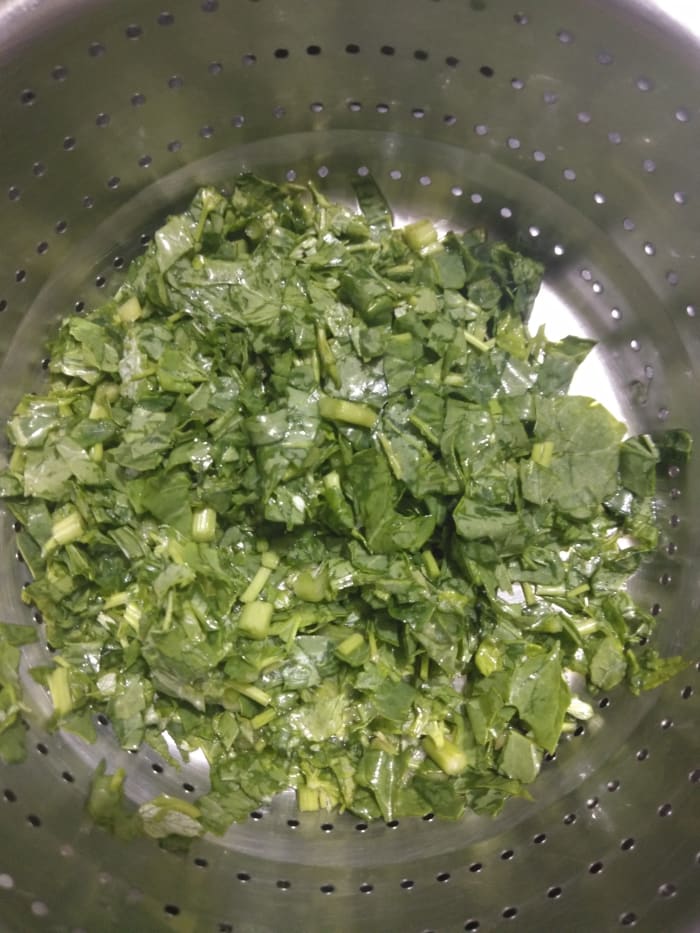 Chop the leaves and stems (only use the tender stems) of the bathua plant. Rinse well and drain the water.